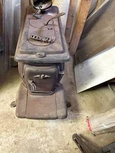 lot 47 image: Antique Vintage Wood Stove