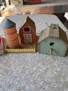 lot 57 image: 3 Bird Houses