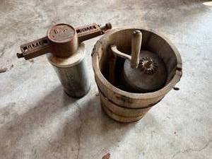 lot 80 image: Vintage Dixie Bell Ice Cream Maker