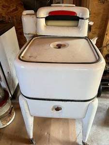 lot 93 image: Vintage Wash Machine