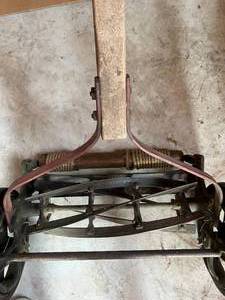 lot 91 image: Vintage Push Lawn Mower
