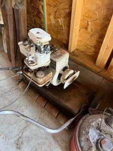 lot 90 image: Vintage Push  Gas Lawnmower