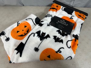 lot 100B image: New Halloween Plush Throw Blanket