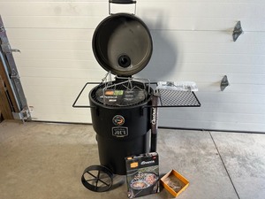 lot 1 image: Brand New Oklahoma Joes Bronco Charcoal Drum Smoker with Grate Topper