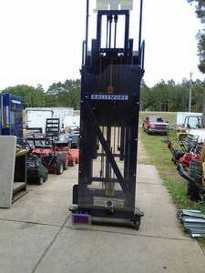 Ballymore man lift. Works with power to the pump. Seems like a safety switch is out of whack Approx 12 when fully extended. As shown. THIS ITEM HAS A RESERVE.
