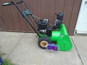 Lawn Boy 522r snow blower. Good used condition. Tested & works. May need a little carb adjustemnt. As shown.