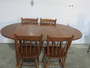 Maple Dining Table with Two Leafs and Four Chairs