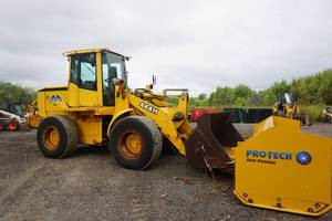 lot 4 image: 2000 John Deere 444H Wheel Loader With Bucket and 12 Pro Tech Snow Pusher