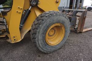 lot 2 image: 2015 Cat 924K  Wheel Loader With Pallet Forks