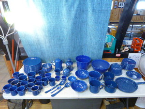 lot 30 image: Camping Dinnerware