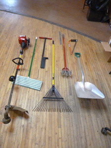lot 70 image: Lawn and Garden Tools