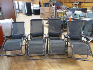 lot 103 image: 4 Folding Lounge Chairs