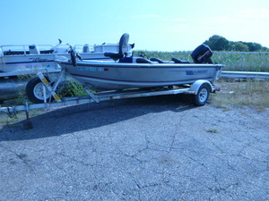 lot 1 image: 1985 Alumacraft Boat and 1985 Shorelander Boat Trailer