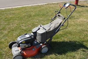lot 8 image: Husqvarna Lawn Mower Briggs and Stratton 875 Series with Auto Walk