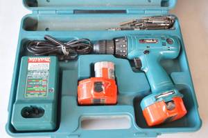 lot 10 image: Makita 6233D 38 14.4v Cordless Driver Drill & Dc1410 Battery Charger