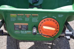 lot 14 image: NEW - NewNever used Scotts Mini Spreader With Edge Guard