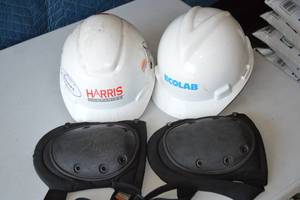 lot 18 image: 2ct Hardhats  Set of Knee Pads