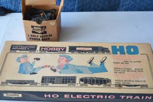 lot 20 image: Antique Allstate Hobby HO Electric Train Set