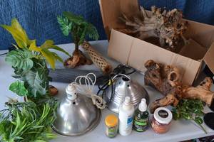 lot 79 image: Assortment of LizardFrog Habitat Accessories Foliage, Cleaner, Heat Lamps