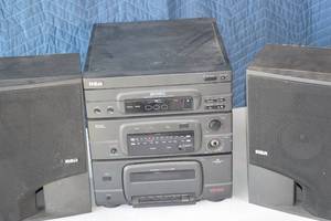lot 102 image: Vintage RCA Stereo RP-9300A 3 Disc CD Player, AMFM Radio, Tape Deck With Speakers