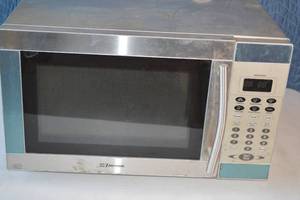 lot 141 image: Emerson Microwave MW9090SS