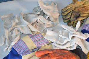 lot 143 image: Work Gloves