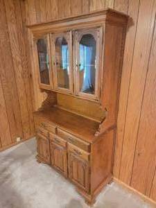 lot 42 image: Early American Hale Furniture Hutch