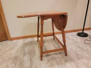 lot 152 image: Petite Dropleaf Folding Table