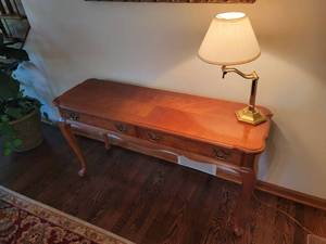 lot 50 image: Stanly Furniture Queen Anne Console Table