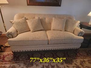 lot 4 image: Elegant Rowe Furniture Tufted Cream Sofa