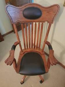 lot 67 image: Ornate Oak Swivel Paddle-Back Office Desk