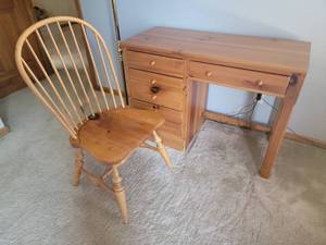 lot 122 image: American Traditional Study Desk