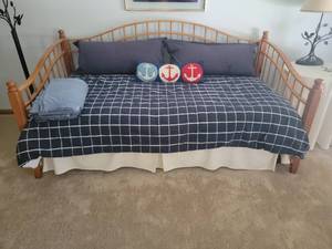 lot 23 image: Spindle Frame Day & Trundle Bed