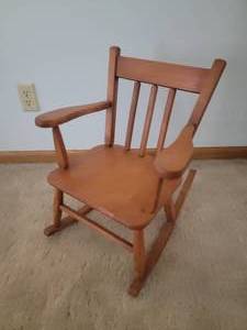 lot 123 image: Charming Nursery Rocking Chair