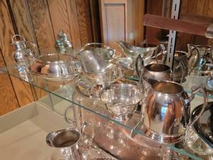 lot 129 image: Silverplate Entertaining Ware Collection