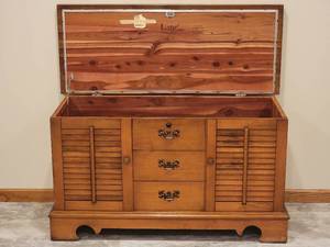 lot 8 image: Lane Classic Cedar Chest