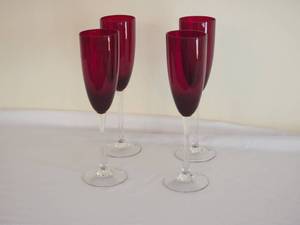 lot 57 image: Stylish Red Crystal Champagne Flutes (4)