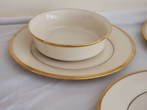lot 56 image: Lenox Eternal Bowl & Plate Set (12)