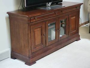 lot 12B image: Elegant Mahogany Entertainment Stand