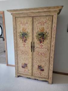 lot 29 image: Romantic Renaissance Pattern Armoir Dresser