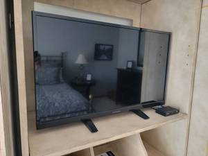 lot 38 image: Insignia 32 HDTV NS-32D420NA16