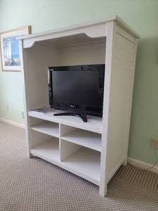 lot 35 image: Lovely Seaside Chic Entertainment Cabinet