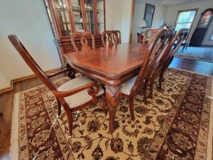 lot 9 image: Stunning Carved Dining Table & Chairs (8)
