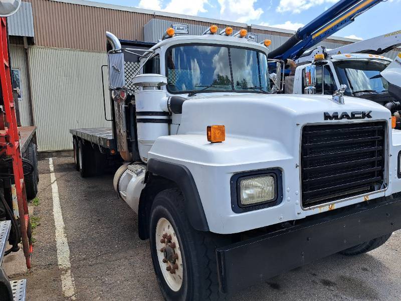 1998 Mack RD690S 600 Series Cab-Behind-Engine 2-Door Semi Flatbed