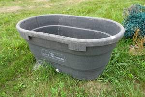 lot 194 image: Freeland Industrial Composite Stock Tank - Cracked