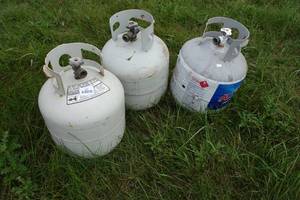lot 263 image: 3 20 Pound Propane Tanks