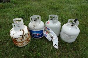 lot 264 image: 4 20 Pound Propane Tanks