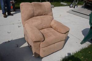 lot 240 image: Beige Recliner