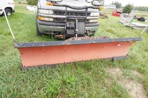 lot 2 image: 2000 Chevrolet 2500 Plow Truck with Salt Spreader - 7.5 Blade