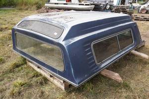 lot 254 image: Glasstite Blue Pickup Topper